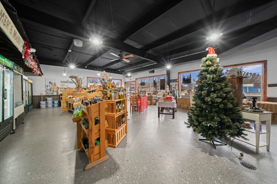 More Photos Of 225 W Market St, Somonauk General Retail For Sale