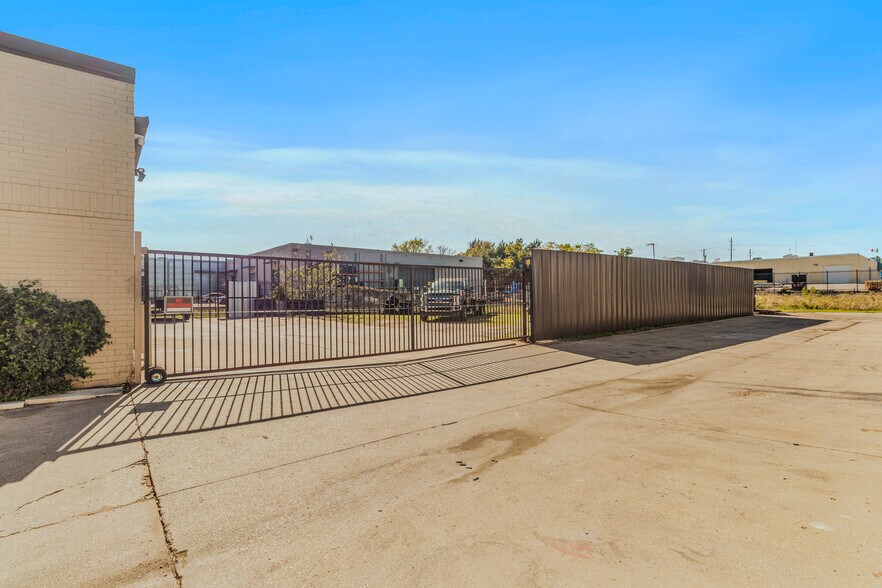 More Photos Of 8160 Moberly Ln, Dallas Light Manufacturing For Lease