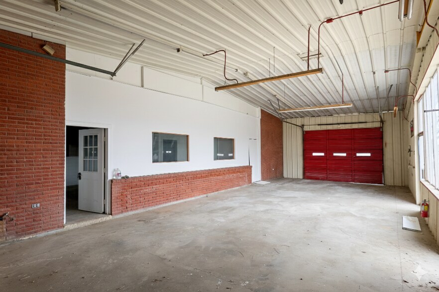 More Photos Of 500 W 2nd St, Taylor Freestanding For Sale