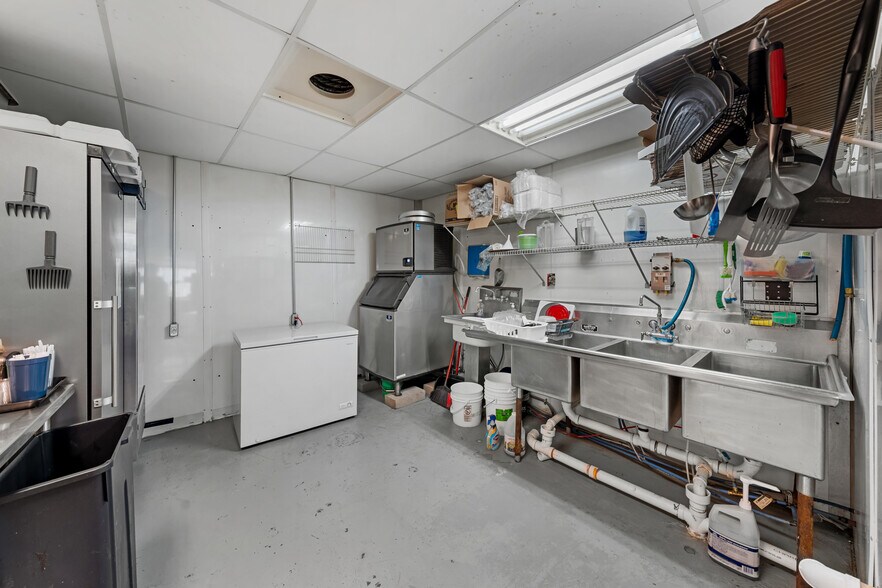 More Photos Of 518 N Harrison St, Alexandria General Retail For Sale