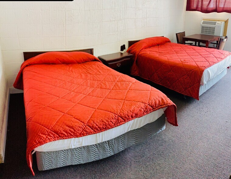 More Photos Of 811 S Mulberry Ave, Butler Hotel For Sale