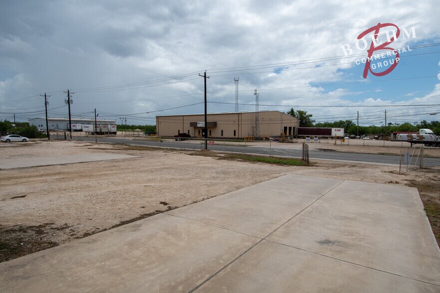 More Photos Of 995 Industrial Blvd, Del Rio Distribution For Lease