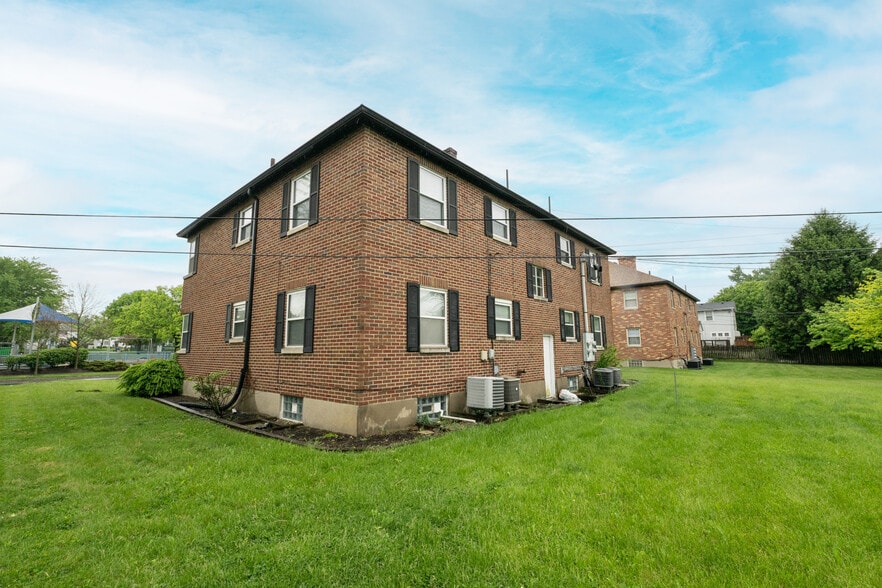 More Photos Of 349 Orchard Dr, Oakwood Apartments For Sale