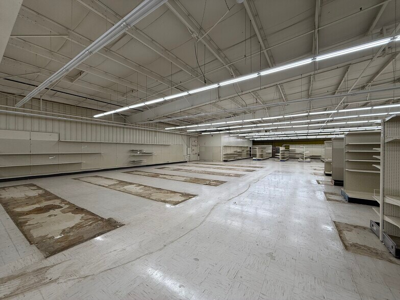 More Photos Of 1407 38th St, Peru Freestanding For Sale