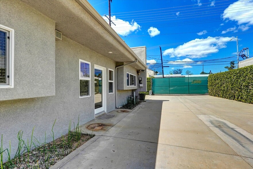 More Photos Of 7448 Deering Ave, Canoga Park Industrial For Sale