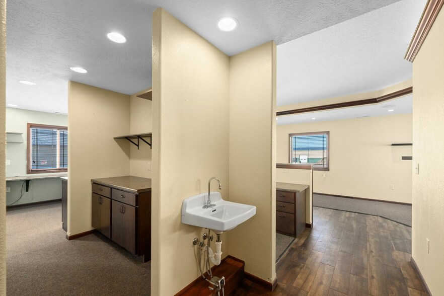 More Photos Of 504 N 16th St, Beresford Office For Sale