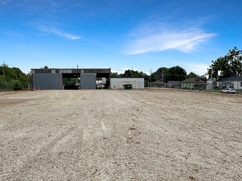 More Photos Of 313 Franklin Ave, Union Light Distribution For Lease