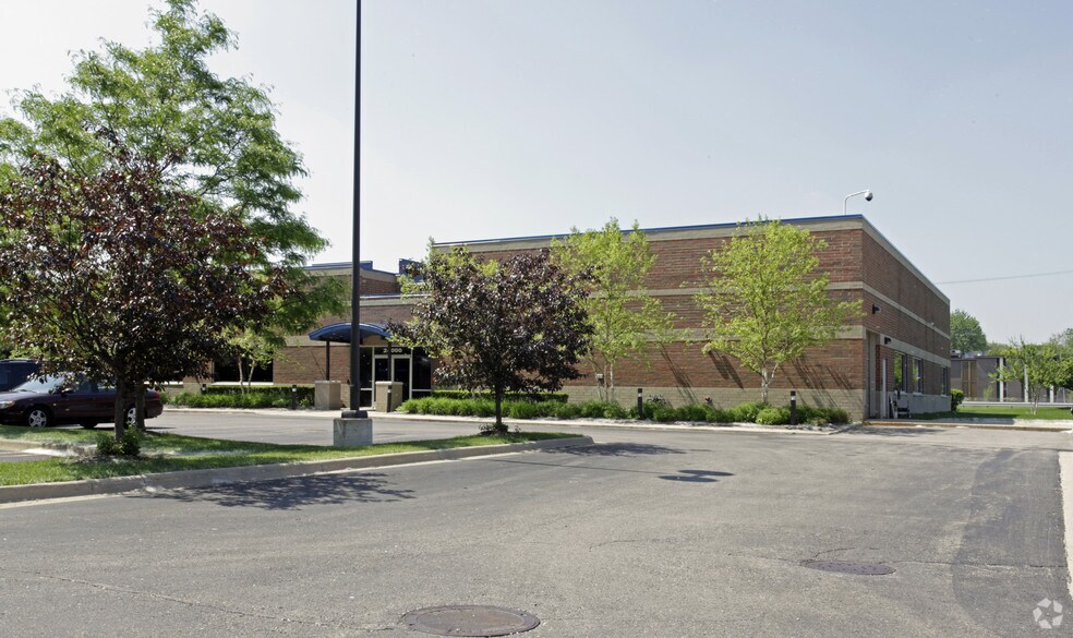 More Photos Of 24000 Northwestern Hwy, Southfield Flex For Lease