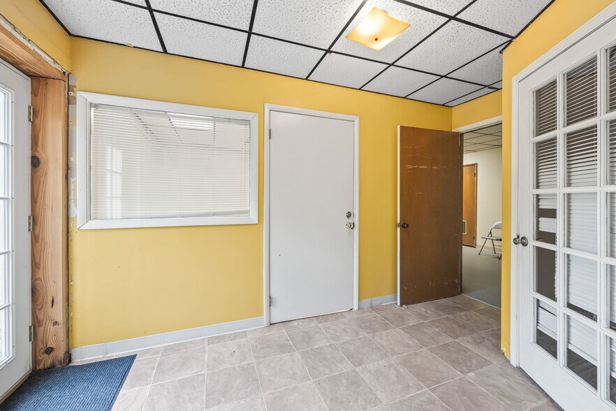 More Photos Of 832 Allardt Hwy, Jamestown Showroom For Sale