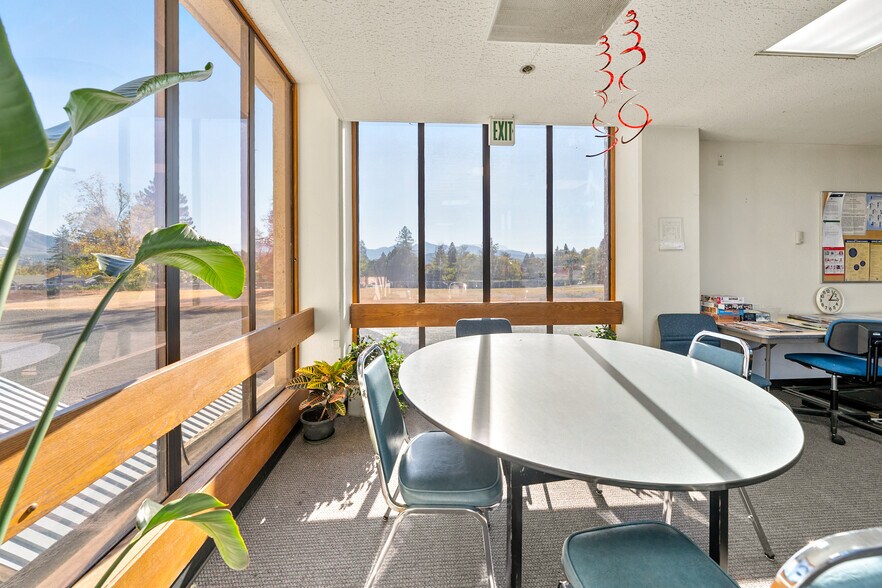 More Photos Of 715 NW Dimmick St, Grants Pass Office For Sale
