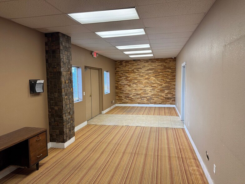 More Photos Of 7352 Greenridge Rd, Windsor Warehouse For Lease