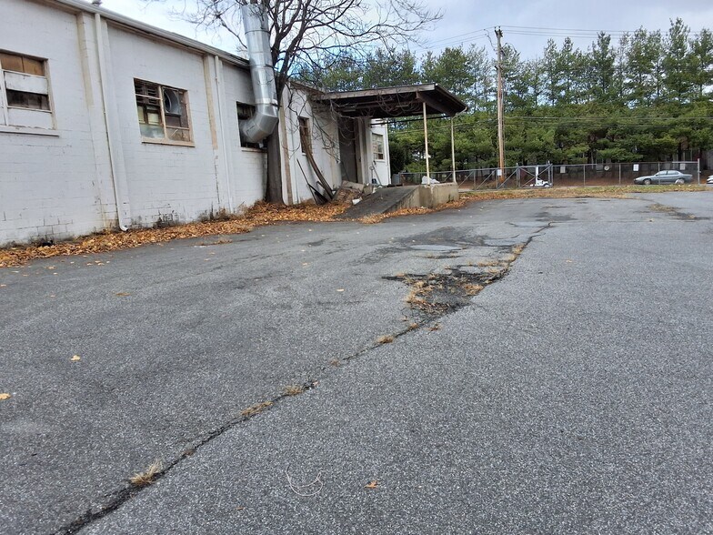 More Photos Of 20 Industrial Pl, Middletown Manufacturing For Lease