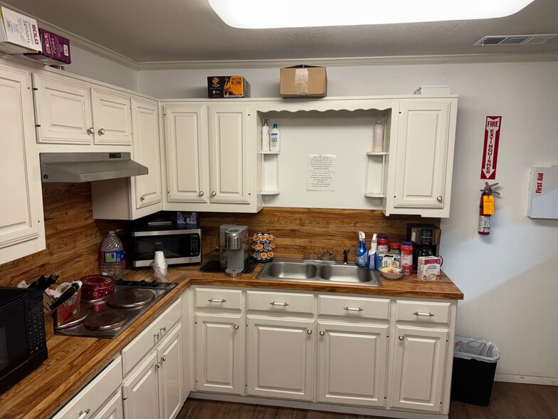 More Photos Of 1600 S Interstate Highway 45, Hutchins Distribution For Sale