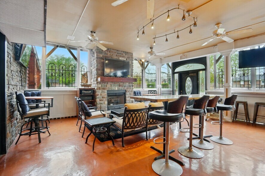 More Photos Of 2336 Northmoor Dr, Springfield Freestanding For Sale