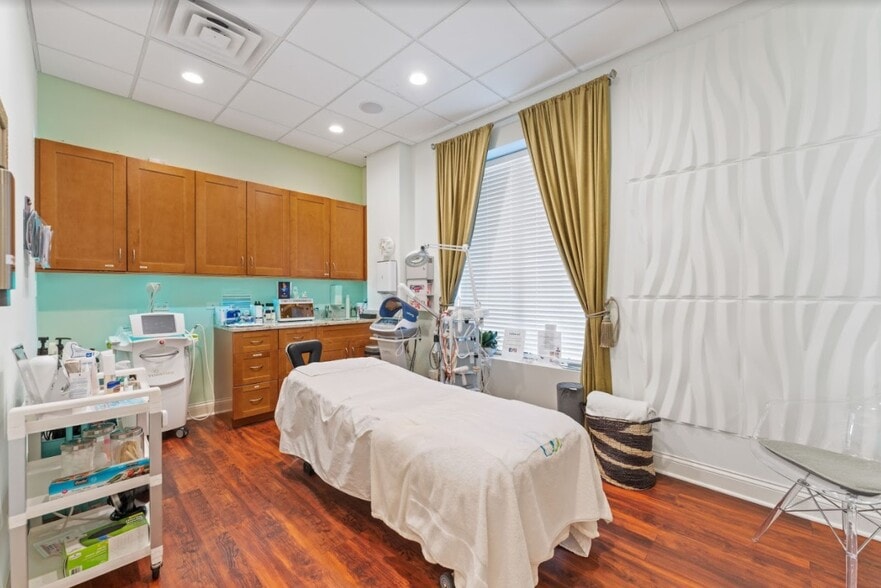 More Photos Of 230 E Ogden Ave, Hinsdale Medical For Sale