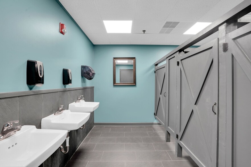 More Photos Of 1109 E Ozark Ave, Gastonia Warehouse For Lease