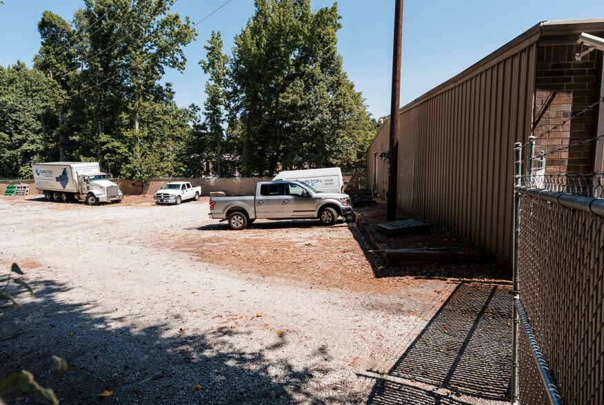 More Photos Of 120 Landmark Dr, Greensboro Warehouse For Lease