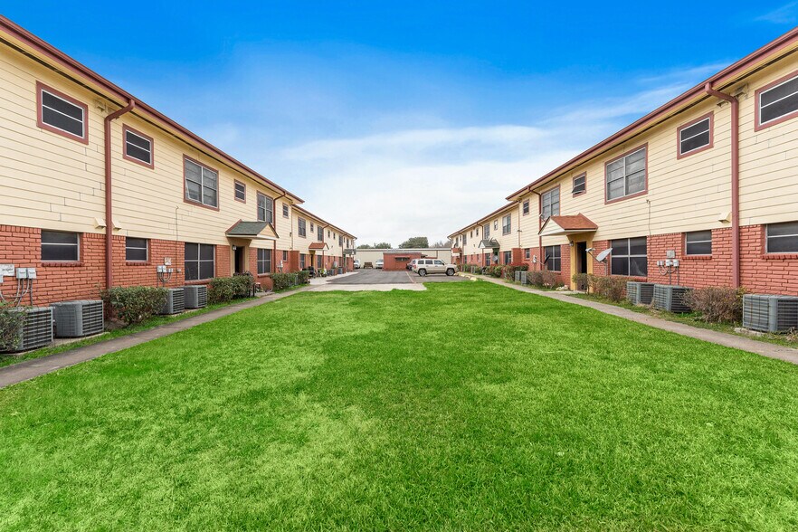 More Photos Of 1004 S Main St, Pasadena Apartments For Sale