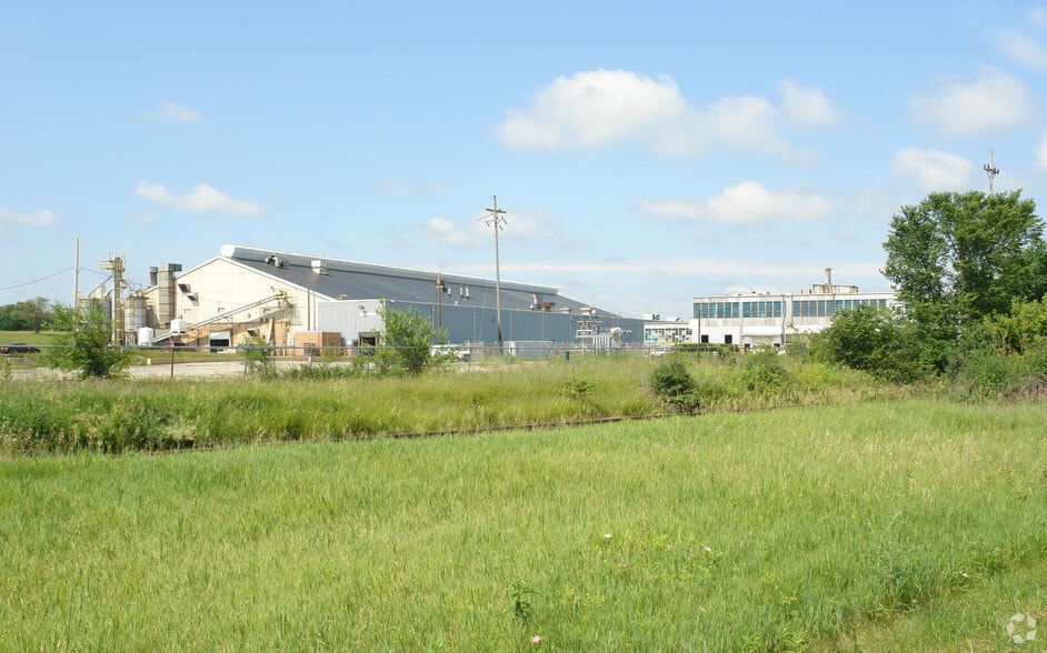 More Photos Of 300 N West St, Marengo Manufacturing For Lease