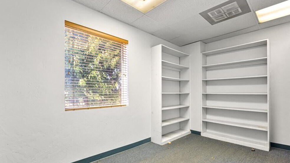 More Photos Of 6309 Seven Seas Ave, Bakersfield Warehouse For Lease