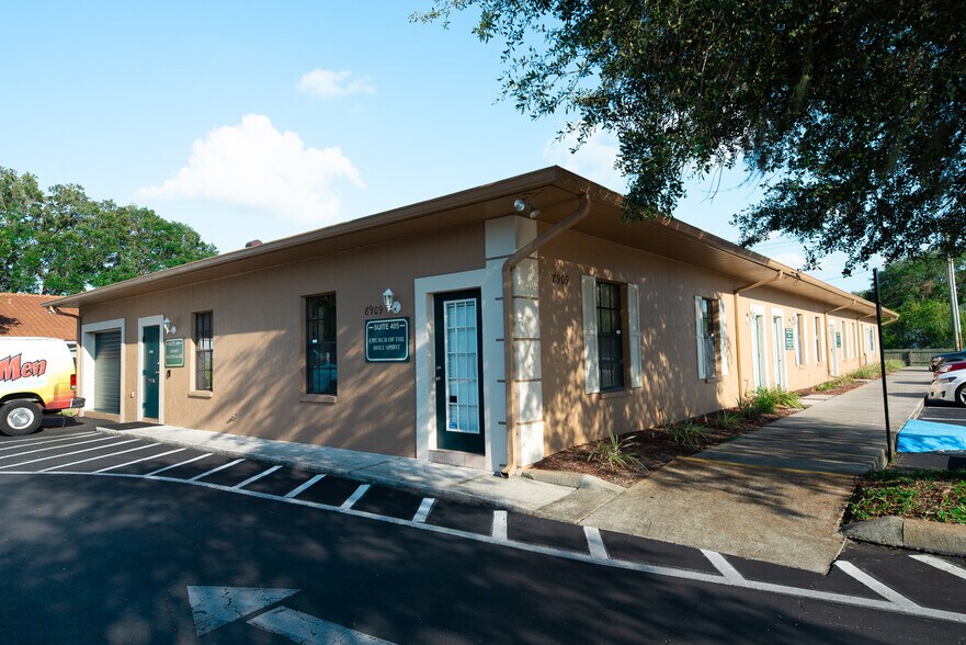 More Photos Of 8909 Regents Park Dr, Tampa Office Residential For Lease