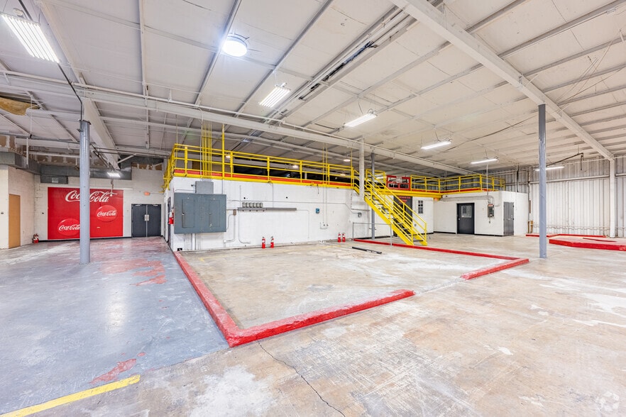 More Photos Of 403 W Admiral Doyle Dr, New Iberia Distribution For Sale