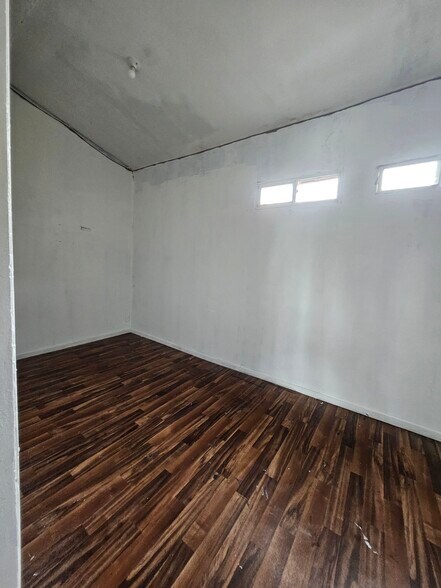 More Photos Of 1623 S Hoover St, Los Angeles Freestanding For Lease