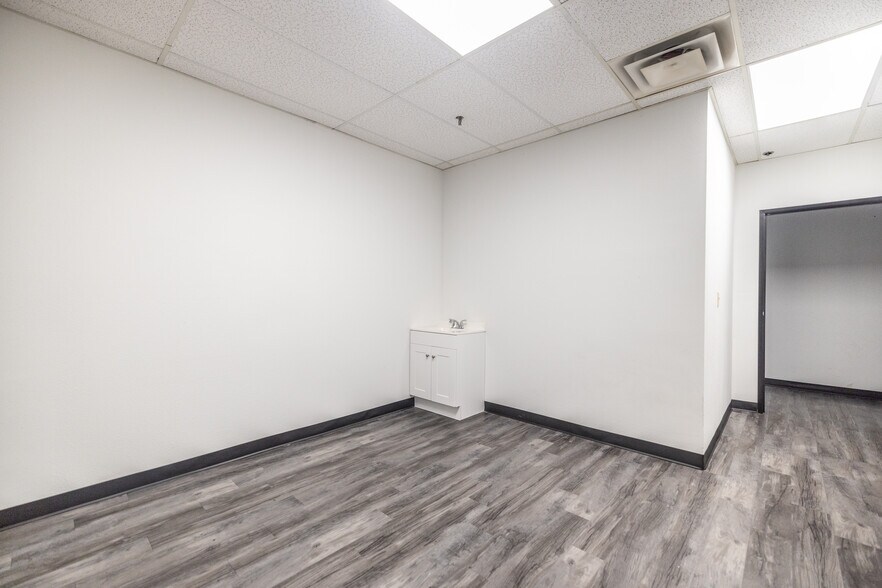 More Photos Of 15720 N Greenway-Hayden Loop, Scottsdale Office For Sale