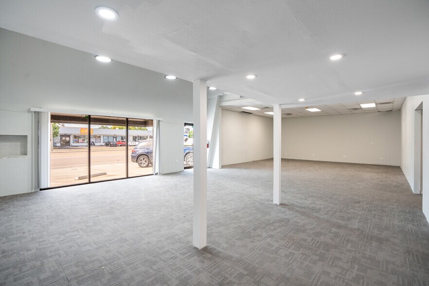 More Photos Of 1925 12th St, Sarasota Light Manufacturing For Lease