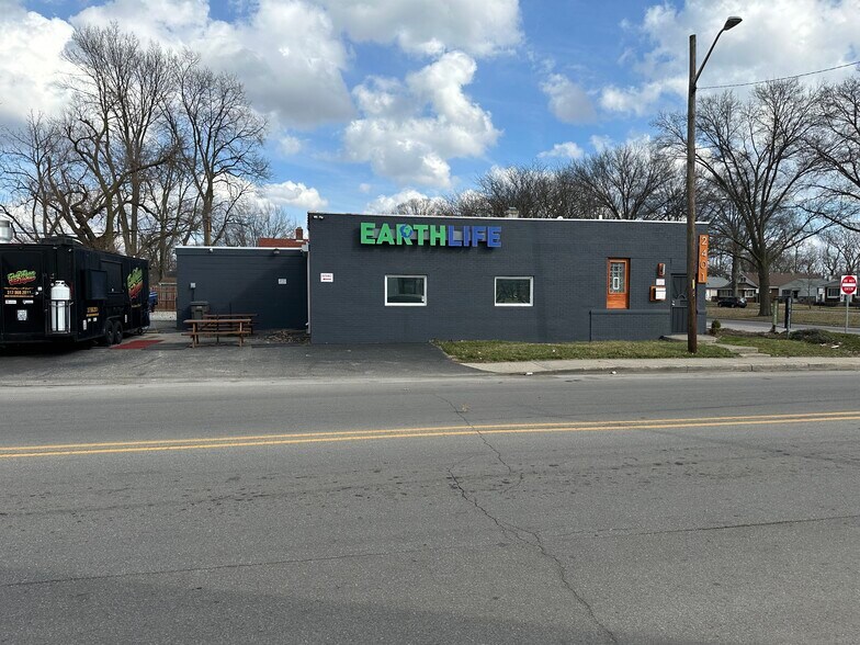 More Photos Of 2401 N Harding St, Indianapolis Flex For Sale