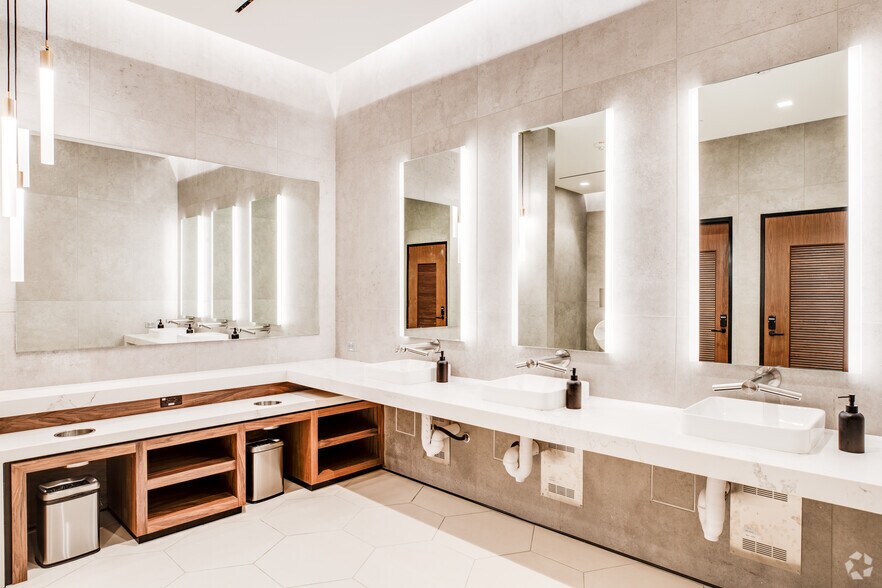 More Photos Of 405 Colorado St, Austin Office For Lease