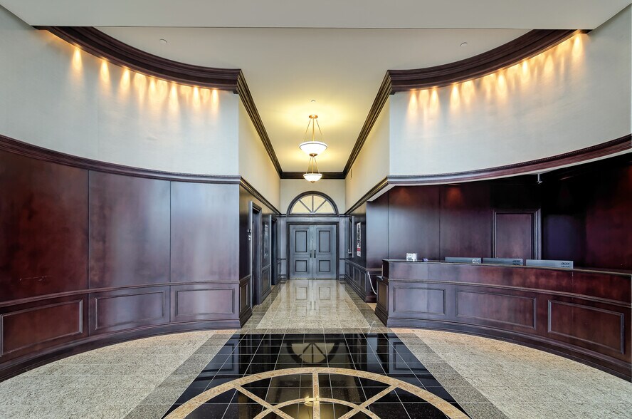 More Photos Of 710 W Roselawn Dr, Rogers Office For Sale