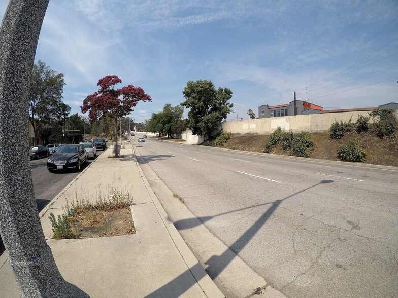 More Photos Of 3020 Glendale Blvd, Los Angeles Light Distribution For Lease
