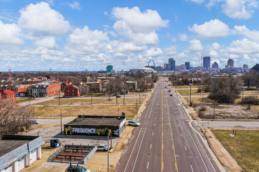 More Photos Of 2600 N Florissant Ave, Saint Louis Flex For Sale
