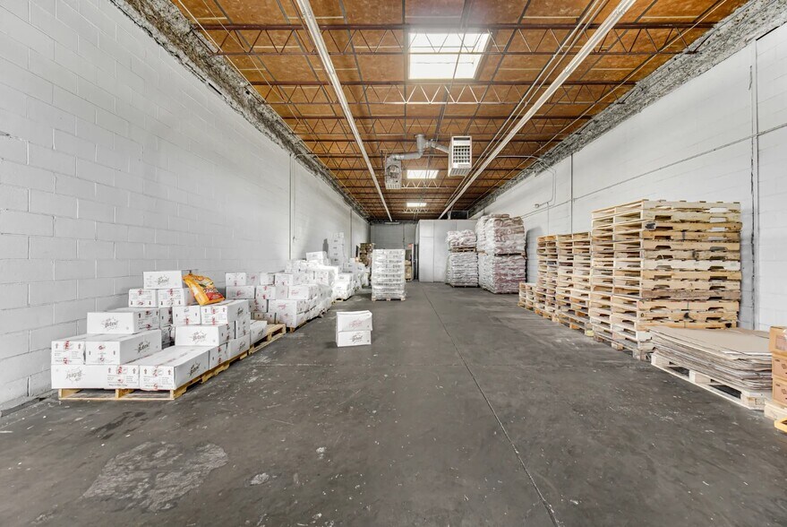 More Photos Of 2425-2435 Devon Ave, Elk Grove Village Warehouse For Lease