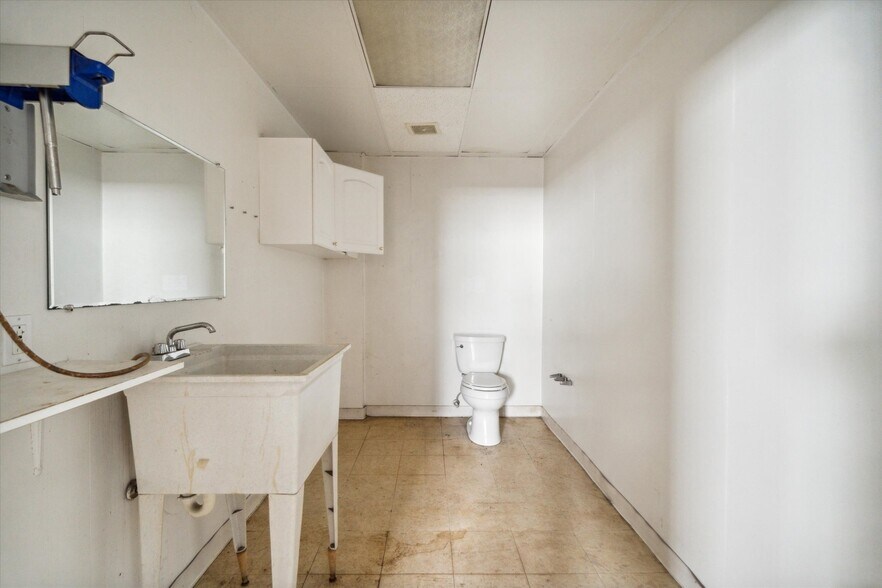 More Photos Of 16811 Stephens, Eastpointe Industrial For Sale