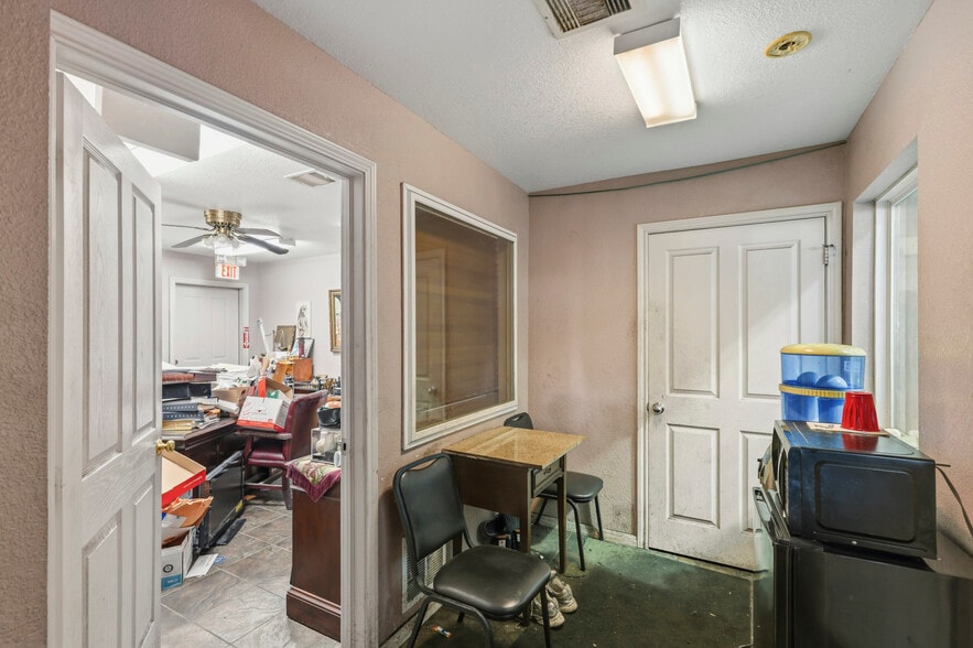 More Photos Of 101 S Friendswood Dr, Friendswood General Retail For Sale