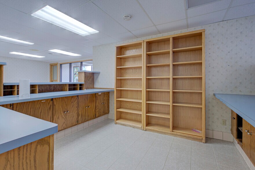 More Photos Of 2321 W Wisconsin Ave, Appleton Veterinarian Kennel For Sale