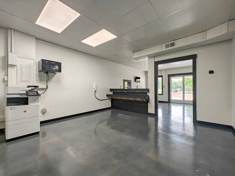 More Photos Of 13700 Hwy 70, Huntingdon Storefront For Sale