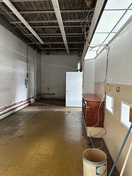 More Photos Of 123 E Columbia St, Marion General Retail For Sale