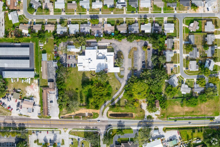 More Photos Of 2127 Grand Blvd, Holiday Light Distribution For Sale