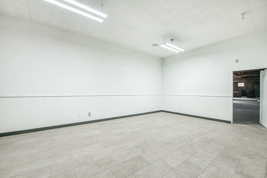 More Photos Of 135 Van Ness Ave, Fresno Warehouse For Lease