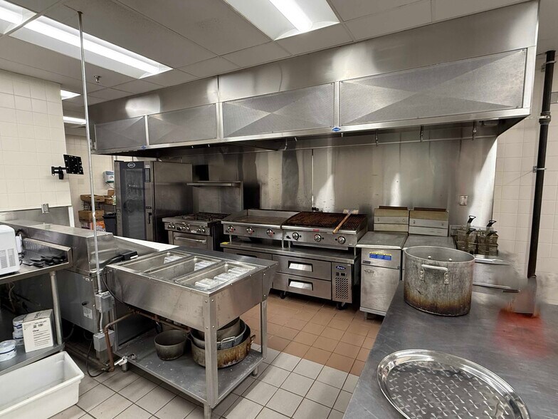 More Photos Of 50 Tower Ln, Avon Light Manufacturing For Lease