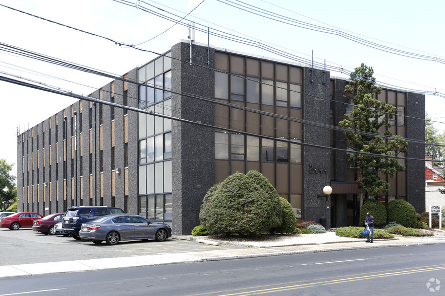 Primary Photo Of 2444 Morris Ave, Union Office For Lease