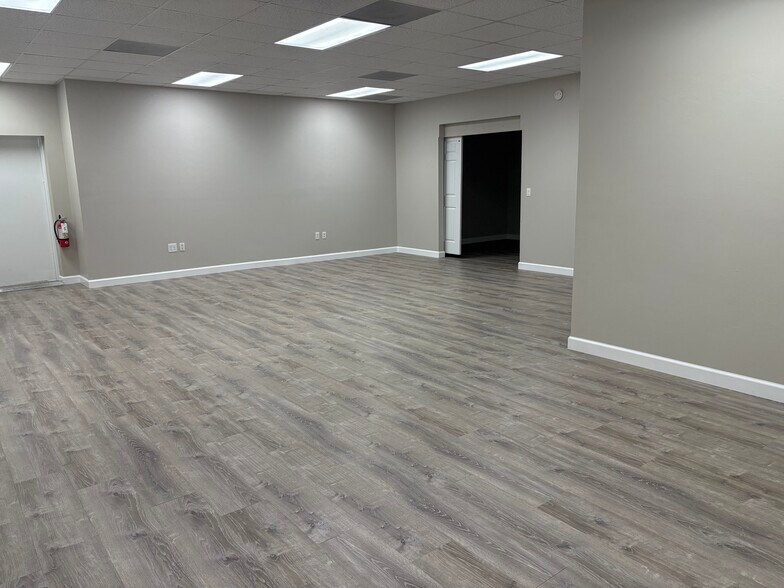 More Photos Of 5580 ZIP Dr, Fort Myers Warehouse For Lease