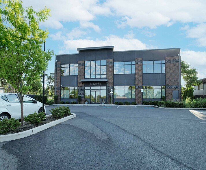 Primary Photo Of 735 E Clarendon St, Gladstone Office For Sale