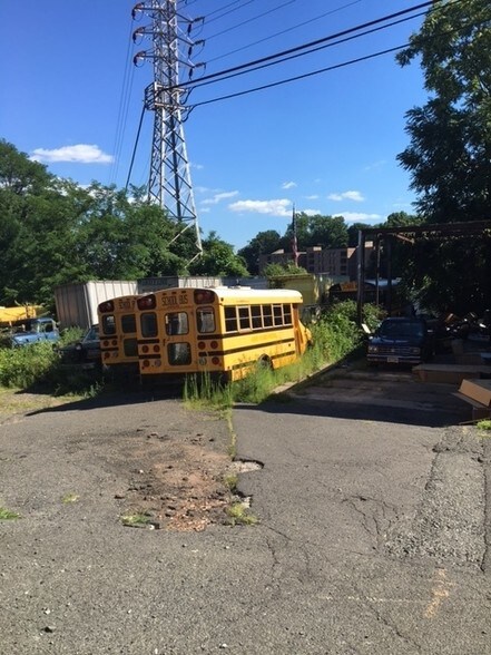 More Photos Of 20 Franklin Pl, Summit Auto Repair For Sale