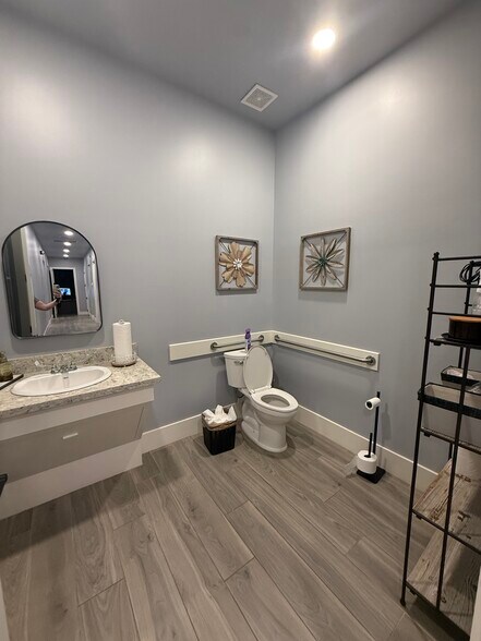 More Photos Of 14111 Elmfield St, Houston Warehouse For Sale