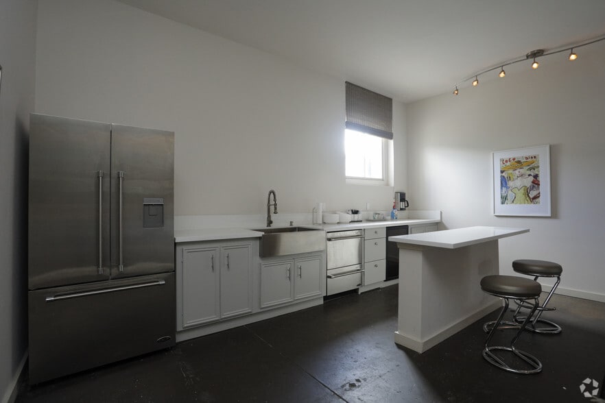 More Photos Of 2409 Commerce St, Houston Freestanding For Lease