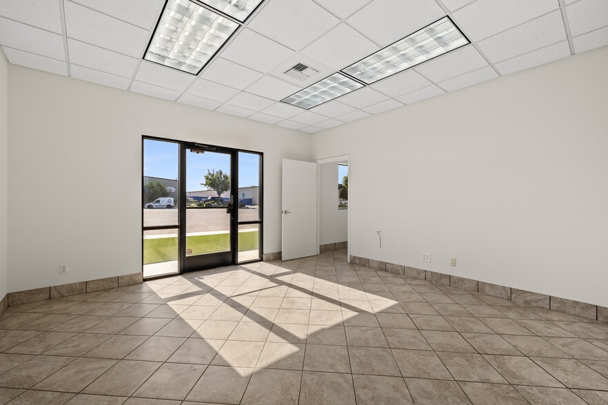 More Photos Of 138 Coremark Ct, Bakersfield Service For Lease